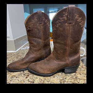 Ariat boots.  Worn a couple of times.  In great condition